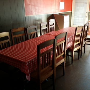 Robert Earl's BBQ - Large party or community style seating. - Barbeque Near Me - Long Beach, California Robert Earl's BBQ - Large party or community style seating. - Barbeque Near Me - Long Beach, California