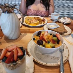 Table 55 - Omelet. Bowl of fruit and parfae