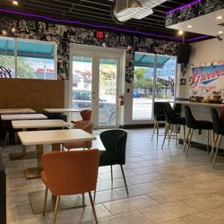 Grooves Kitchen And Daiquiris - Inside