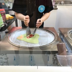 Icy Bar - Chopping the strawberry