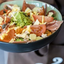 Anne&Max Zwolle - Heerlijke salades, met kip, zalm, vegetarisch of vegan!