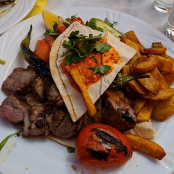 Sannin - Das Lammfleisch vom Spieß war schön zart und saftig. Lecker waren auch die hausgemachten Pommes.