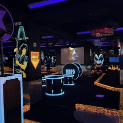 Kiss By Monster Mini Golf - Lots to look at