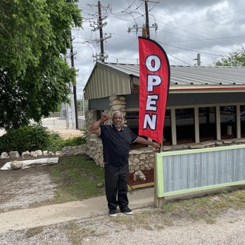 Datz Bar B Q - Pit master Daniel. - Barbeque Near Me - Burnet, Texas