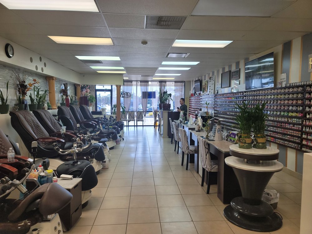 M & M Nail Salon Logo