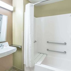 Microtel Inn & Suites by Wyndham Kalamazoo - Guest room bath