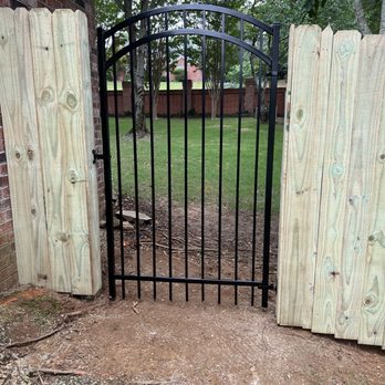 Kendrick Fencing - We love our new gate! More landscaping to come! - Conway, Arkansas Kendrick Fencing - We love our new gate! More landscaping to come! - Conway, Arkansas