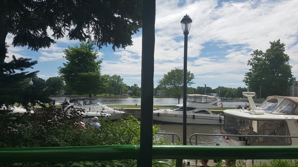 PUB BELLEVUE 69 Rue SainteAnne, SainteAnneDeBellevue, Quebec