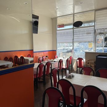 Lucky House - Clean and light interior - Chinese Near Me - San Jose, California