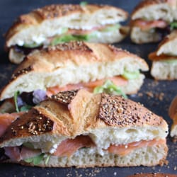 Miam'zelle Agnès - Sandwich au pain oriental saumon fumé, ricotta, concombres.