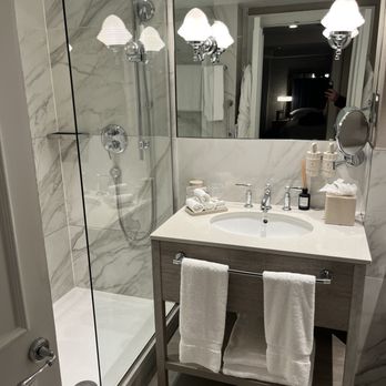 College Green - Modern clean bathroom. - Local Flavor Near Me - Dublin, D
