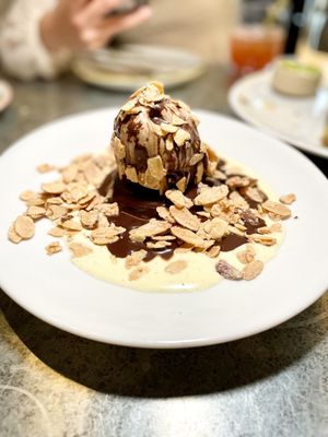 Uccello Lounge by null