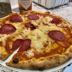 Pizza Petro - Salami pizza