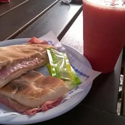 Marenco - Patio de Marenco. Tostado pan Árabe y Licuado de frutilla!