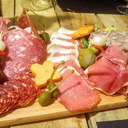 Le Piquillo - Formule à partager avec une planche de charcuterie, 1 bouteille de vin, des chips et des tranches de saucisson.