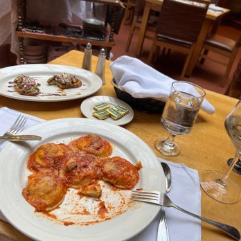 Il Cortile - Pinot Grigio, avacado bruschetta, cheese ravioli. - Italian Near Me - New York, New York
