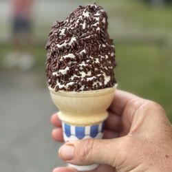 Creemee Stand - Small maple coffee twist w jimmies