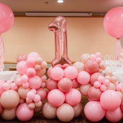 La Vie Posh - Balloon floor display for first birthday party (photo courtesy of Tyler Vu Photography).