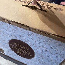 Atlas International Shippers - Another picture of the box with the handle on top.
