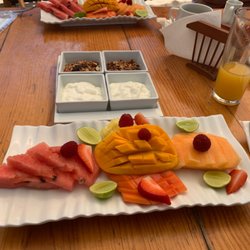 Hotel Sotavento Beach Resort - Plato de fruta fresca (con yogurt y granola)