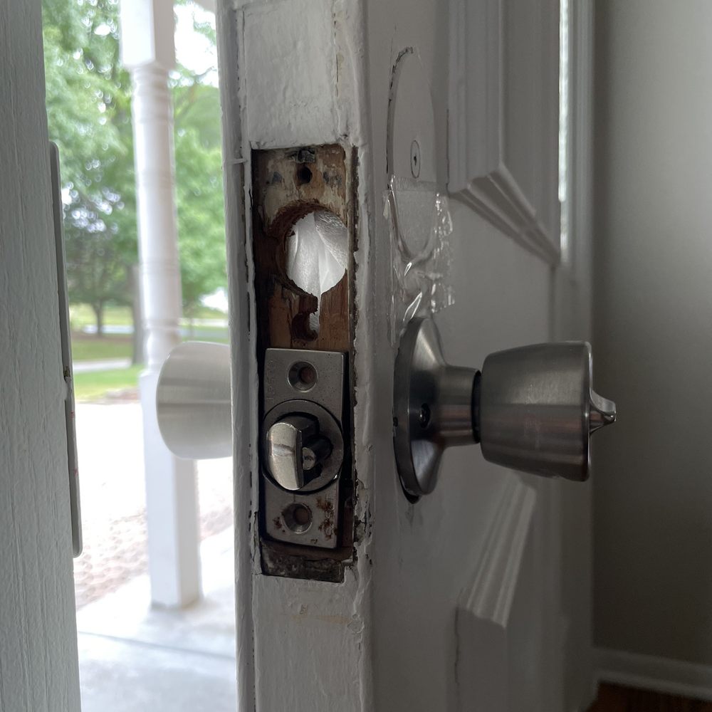 Quick Key Locksmith - BEFORE missing deadbolt and old door handle - Keys & Locksmiths Near Me - Chicago, Illinois Quick Key Locksmith - BEFORE missing deadbolt and old door handle - Keys & Locksmiths Near Me - Chicago, Illinois