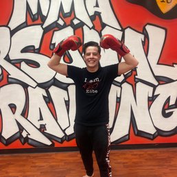 Hit mitts, worked on cardio and staying light/alert. 10/10 training sesh Hit mitts, worked on cardio and staying light/alert. 10/10 training sesh