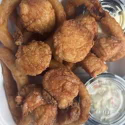 Seafood Hut - Fried scallops with onion rings. Scallops were good.
