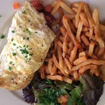 CAFÉ LULUc - Bacon, cheddar cheese, and tomato omelette - French Near Me - Brooklyn, New York