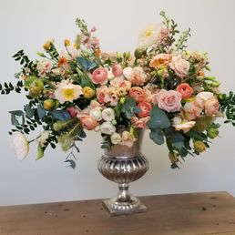 Urn arrangement that Trang helped guide me to make today! Thank you! Urn arrangement that Trang helped guide me to make today! Thank you!