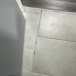 Inn of Uvalde - Dirty floor