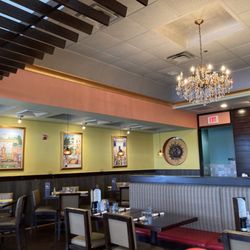 Saffron Fine Indian Cuisine - Inside decoration - nice, spacious