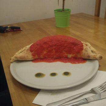 Alcavalo - Calzone con jamón y champis - Italian Near Me - Torrejón de Ardoz, M Alcavalo - Calzone con jamón y champis - Italian Near Me - Torrejón de Ardoz, M