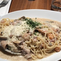 Spaghetti with white sauce and seafood (lots of it!) Spaghetti with white sauce and seafood (lots of it!)