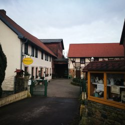 Mühlencafe Morsleben - Eingangsbereich davor reichlich Parkplätze