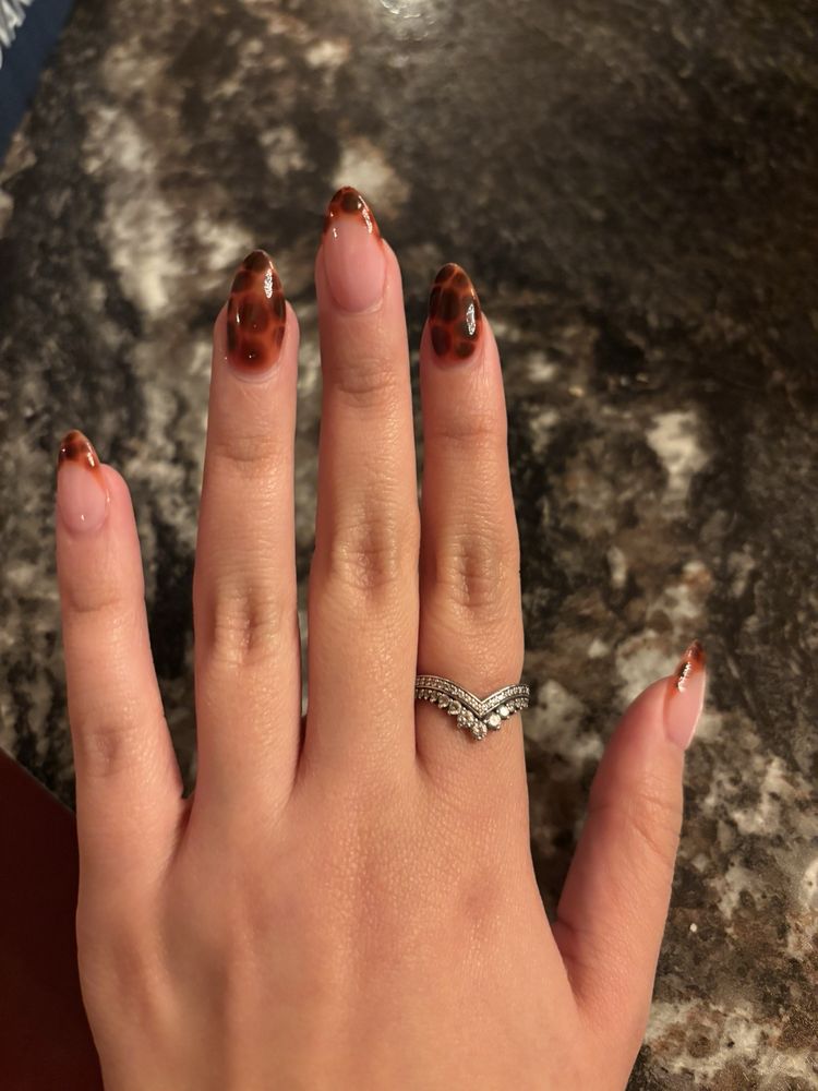 Lee Nails & Spa Logo