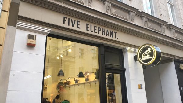 Five Elephant by null