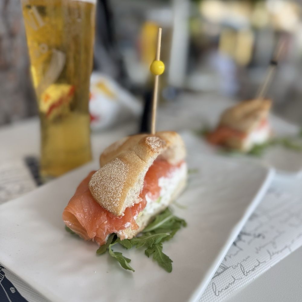 Siam sushi's trust me roll review, image size:1000x1000