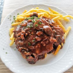 Restaurant Eichsfeld - Jägerschnitzel mit Pommes (im Menü mit Suppe, Beilagensalat, Dessert und Softgetränk 0.2L) 10,70€