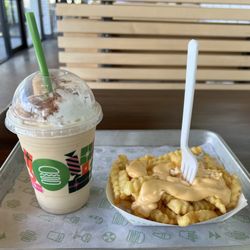 Shake Shack Ft. Lauderdale - NYの公園初期からシェイクシャックは色々行ってる。 今はポテトしか食べないけどこの店が私は1番美味しい。 そしてティラミスシェイクが絶品。西海岸でティラミス飲んだらどこも薄くてガッカリ。 フロリダのシェイクは大雑把いや豪快なのだ。とにかく濃い。美味い。