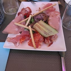 Pizza Sicilia - Petite entrée : assiette de charcuterie italienne. Bon appétit :)