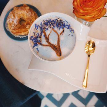 Café Georgetown - The dream latte and a pastry - Coffee & Tea Near Me - Washington, DC, District of Columbia