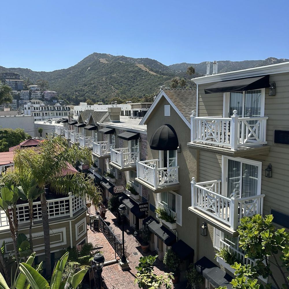 Hotel Metropole - Hotel courtyard - Hotels Near Me - Avalon, California Hotel Metropole - Hotel courtyard - Hotels Near Me - Avalon, California