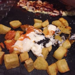 By Jarita - Patatas bravas a las 3 salsas (no pudimos resistirnos y la empezamos antes de sacar la foto)