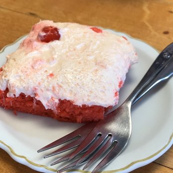 Pearl's - Pink Flamingo Cake - Diners Near Me - Logan, Ohio