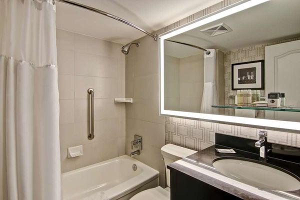 DoubleTree by Hilton Hotel Toronto Downtown by null