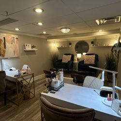 Statix Salon & Spa - Nail area
