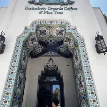 Urth Caffé-Pasadena - The exterior has a luxurious Spanish style tile with a spacious outdoor seating area. - Cafes Near Me - Pasadena, California Urth Caffé-Pasadena - The exterior has a luxurious Spanish style tile with a spacious outdoor seating area. - Cafes Near Me - Pasadena, California
