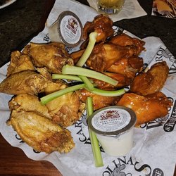 Carolina Wings & Rib House - Hot and lemon pepper wings