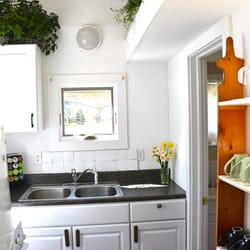 White Heron Retreat B&b - Full kitchen, microwave, gas fired range/stove, refrigerator, Kuerig coffee maker. Homemade apple crisp, omelet fixings...