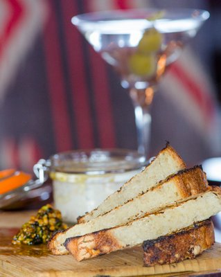 Horn and Cantle by null